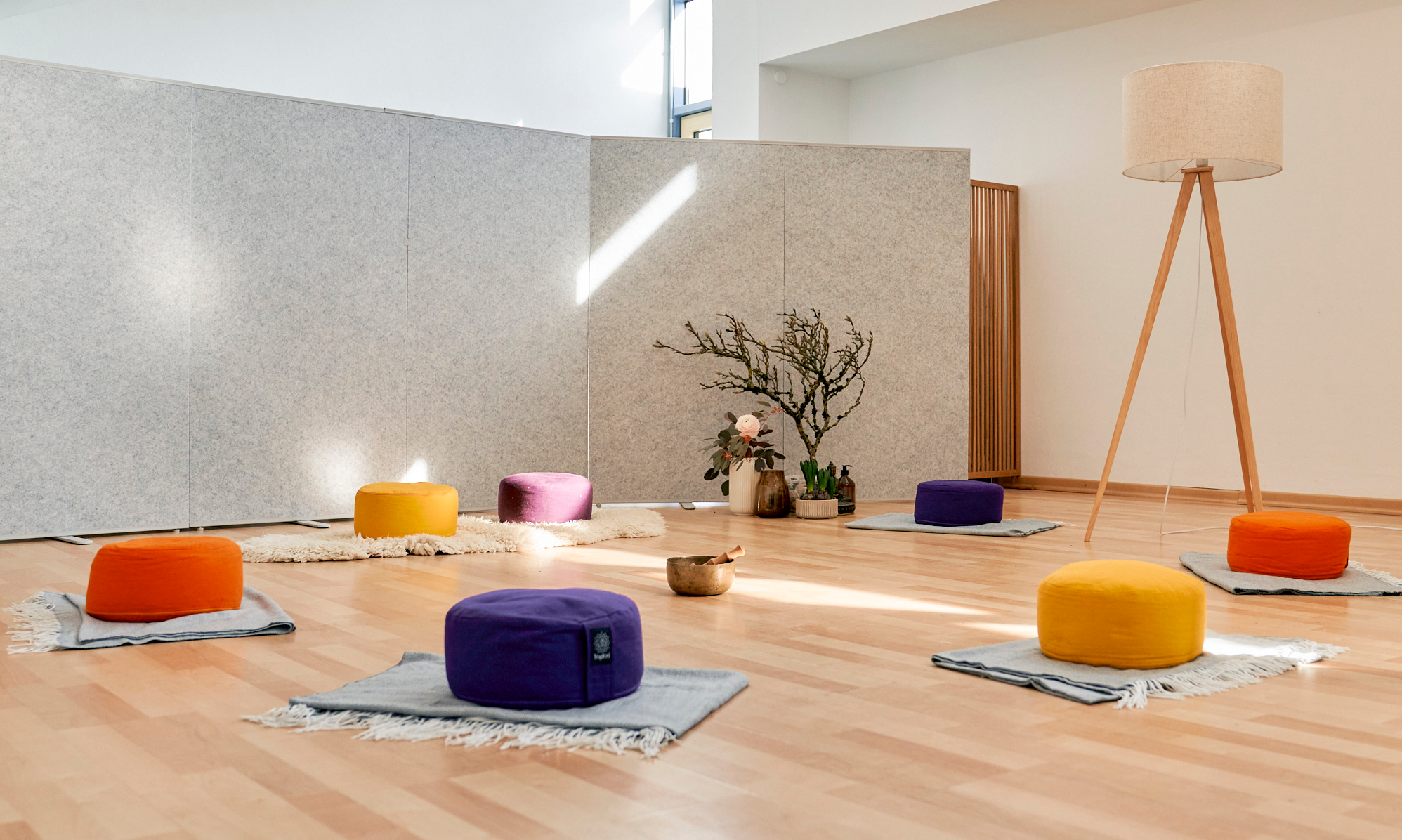 sella-vie Kreativraumvorbereitet für eine Meditation mit Yoga-Kissen und Klangschale in wohliger Athmosphäre